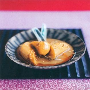 Coconut bananas in maple syrup and toasted sesame seeds
