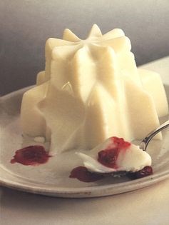 Coconut blancmange with cranberry sauce