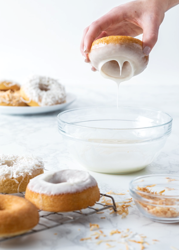 Coconut cake doughnuts [coconut glaze]