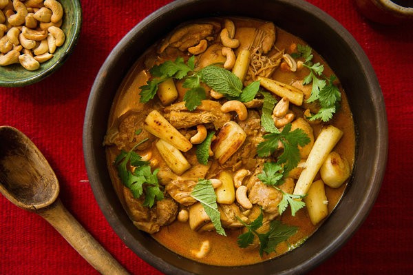 Coconut chicken curry with cashews