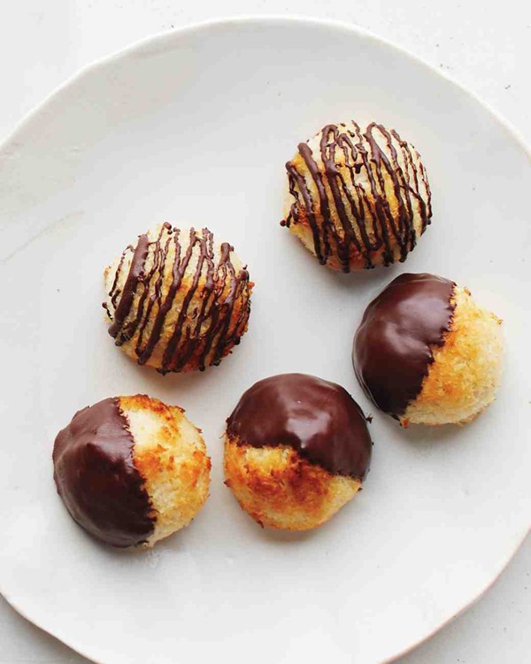 Coconut-chocolate macaroons