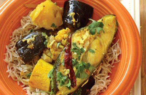 Coconut fish curry with cauliflower and eggplant (Macher jhol)