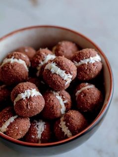 Coconut ‘lady’s kisses’ (Baci di dama al cocco)