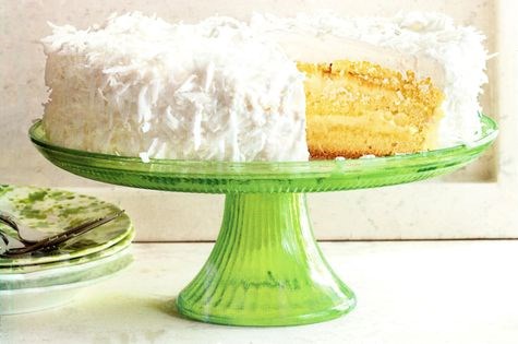 Coconut layer cake with coconut pastry cream and meringue frosting (Toalha felpuda)