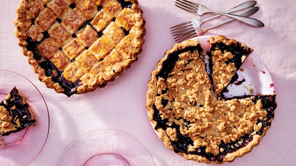 Coconut-lime-crumble blueberry pie