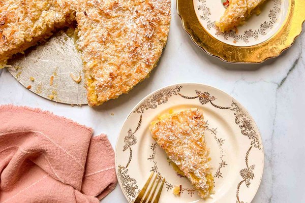Coconut macaroon cake