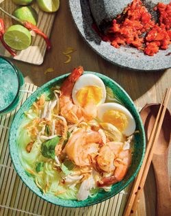 Coconut noodle soup with chicken (Laksa ayam)