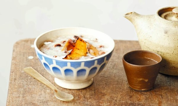 Coconut rice pudding with ginger syrup and grilled peaches (Che nep gung trai dao)