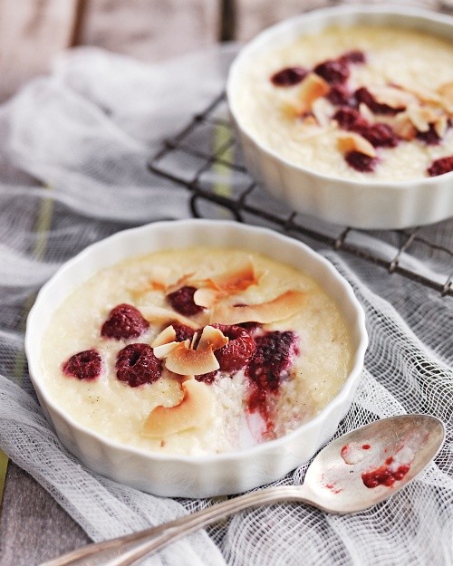 Coconut rice puddings with raspberries