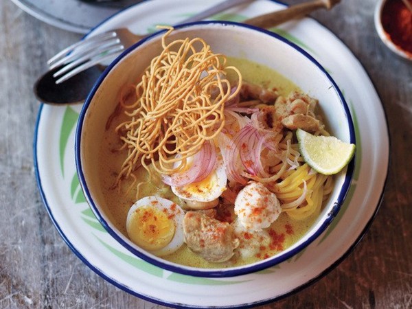 Coconut sauce noodles (Ohn-no khaut swe)