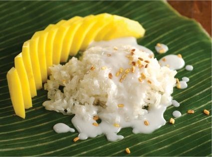 Coconut sticky rice with fresh mangos (Khao neow mamuang)