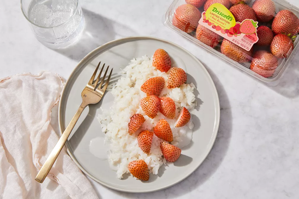 Coconut sticky rice with strawberries