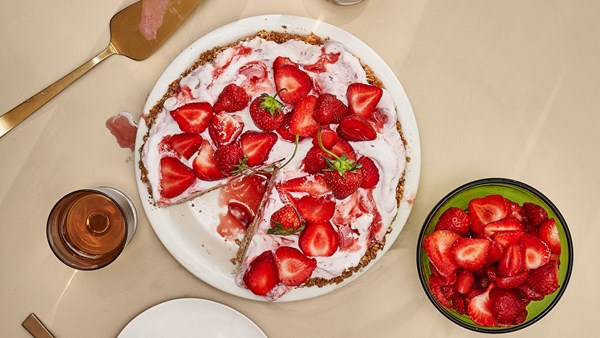 Coconut-strawberry ice cream pie