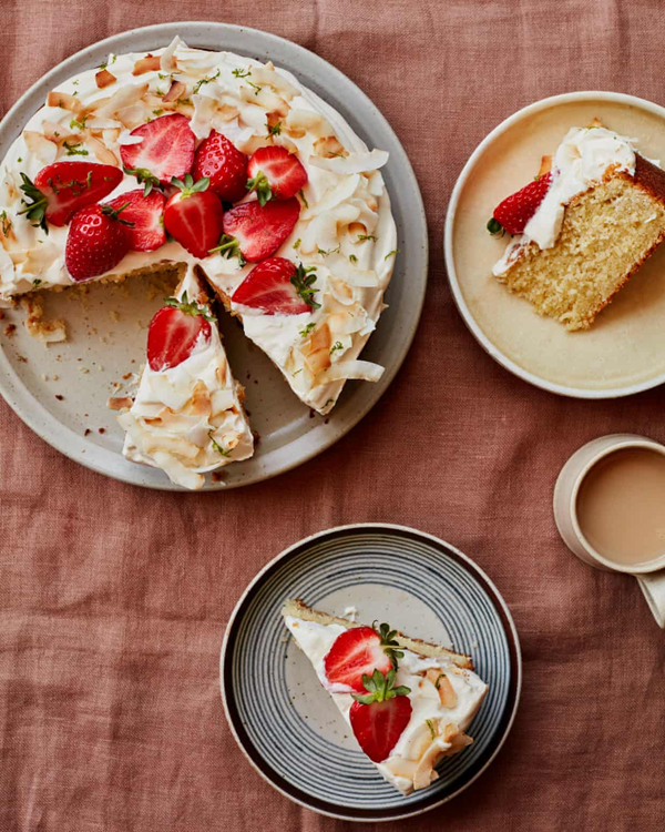 Coconut, vanilla and almond cake with strawberries