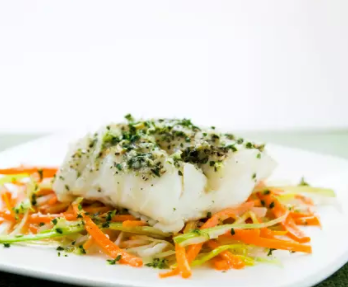 Cod baked in foil with leeks and carrots