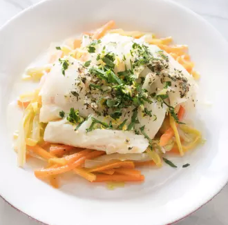 Cod baked in foil with leeks and carrots