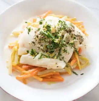 Cod baked in foil with leeks and carrots