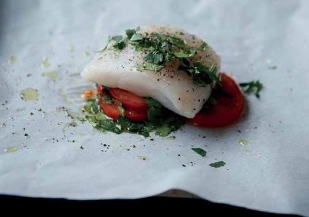 Cod, coriander, tomato and garlic parcels (Filets de morue en papillotte à la coriandre, ail et tomate)
