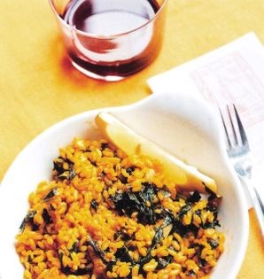 Cod, spinach and tomato paella (Paella de bacalao y espinacas)