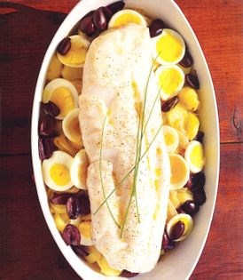 Cod with fingerling potatoes and onions (Bacalhau à gomes sá)
