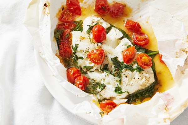 Cod with spinach, tomatoes and shallots