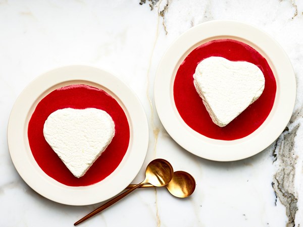 Coeur à la crème  with strawberry sauce