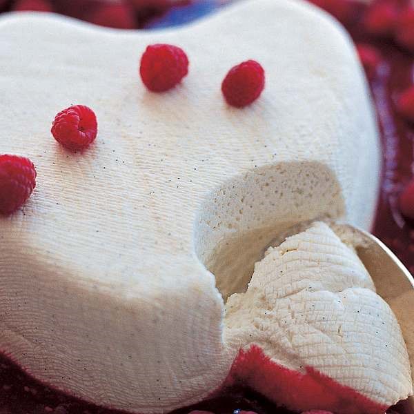 Coeur à la crème with raspberries