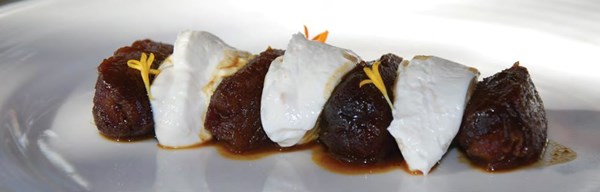 Coffee roasted Medjool dates with labneh (Dátiles Medjool asados con labneh [requesón])