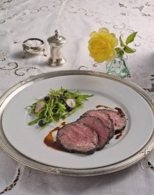 Coffee-rubbed fillet of beef with green bean salad