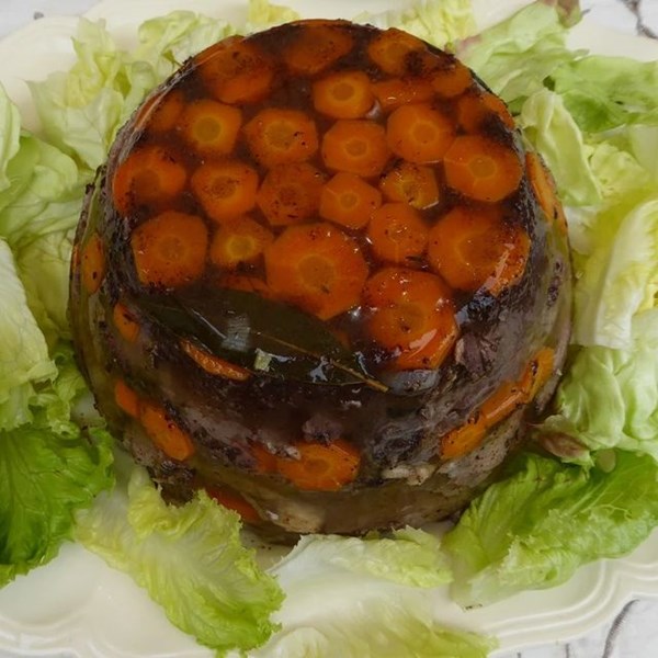 Cold beef in a white wine jelly (La daube au vin blanc)