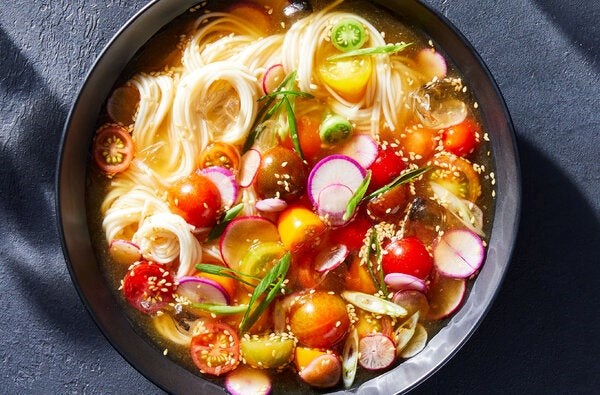 Cold noodles with tomatoes