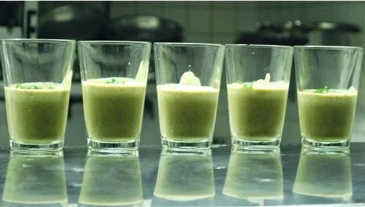 Cold pistachio soup with mint and leeks (Soup-e pesteh)