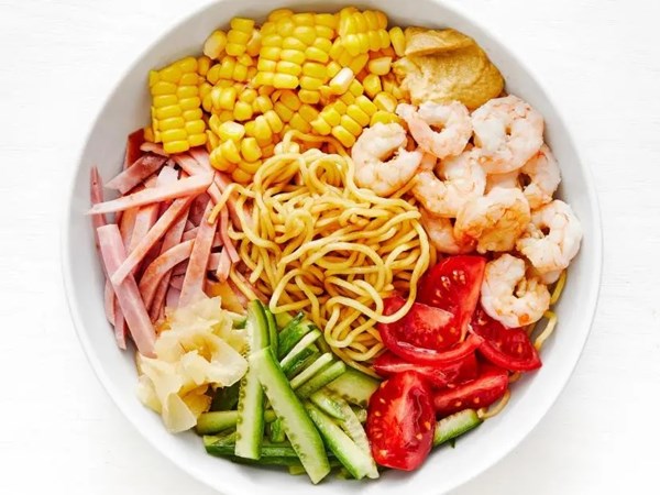 Cold ramen with shrimp and ham (Hiyashi chuka)