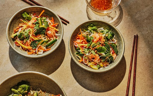 Cold rice noodle, prawn and mango salad