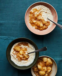 Cold rice pudding with apples
