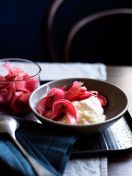 Cold rice pudding with rhubarb