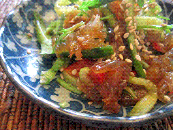 Cold tossed jellyfish (Liángbàn hǎizhétóu / 涼拌海蜇頭)