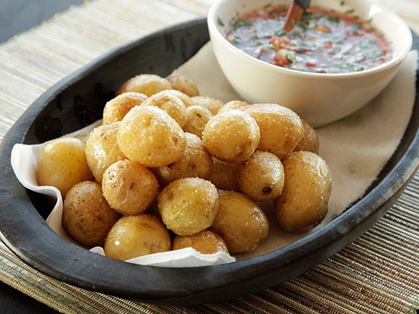 Colombian-style creamy fried potatoes (Fried papas Criollas)