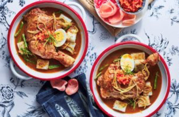 Compressed rice with chicken and vegetable curry (Lontong cap go meh)