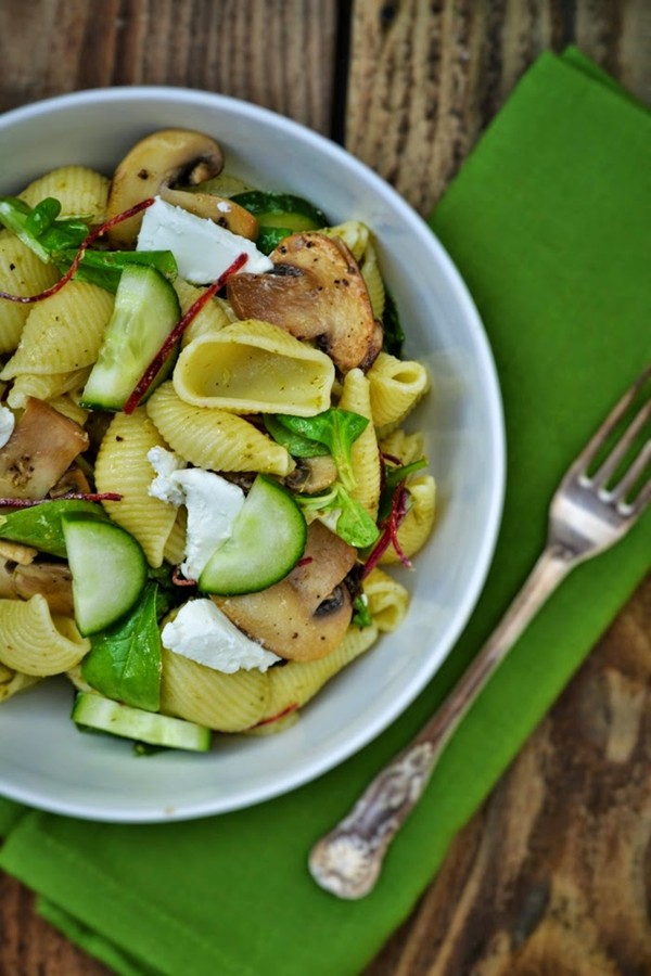 Conchiglioni pasta salad with mushrooms and goats' cheese