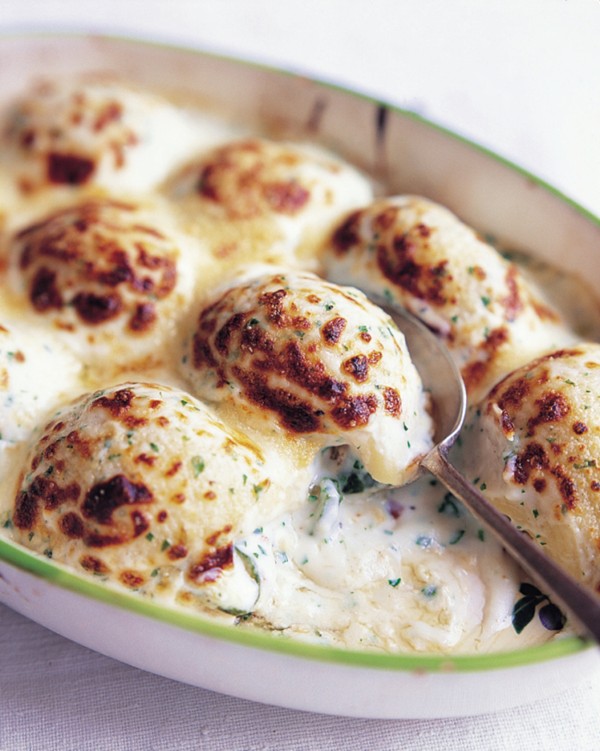 Conchiglioni stuffed with beef, peas, and Parmesan (Conchiglioni ripieni di manzo, piselli e Parmigiano)