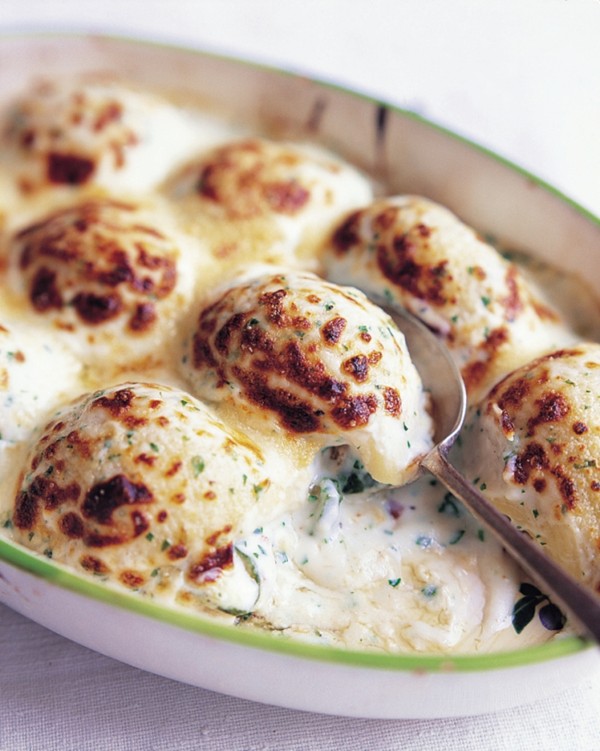 Conchiglioni stuffed with beef, peas, and Parmesan (Conchiglioni ripieni di manzo, piselli e Parmigiano)