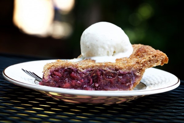 Concord grape pie with rye crust