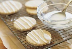 Confectioners' sugar icing