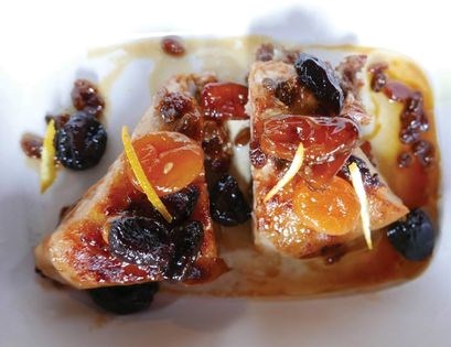 Confit pork belly with apricots, prunes, dates, and orange (Panceta confit con orejones, ciruelas, dátiles y naranjas)
