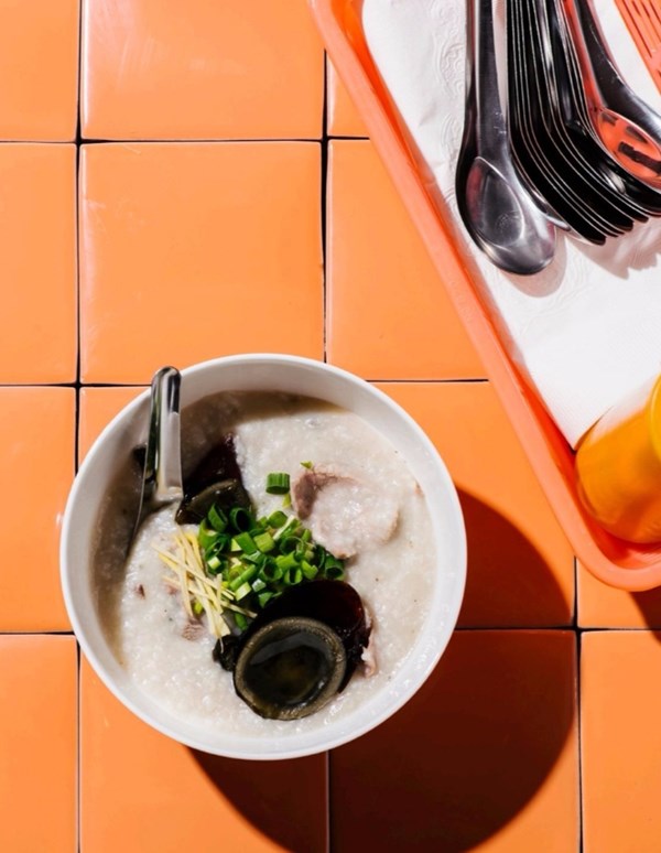 Congee with lean pork and century egg (Pei dan sau yuk juk)