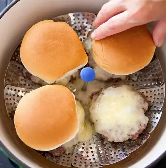 Connecticut steamed cheeseburgers