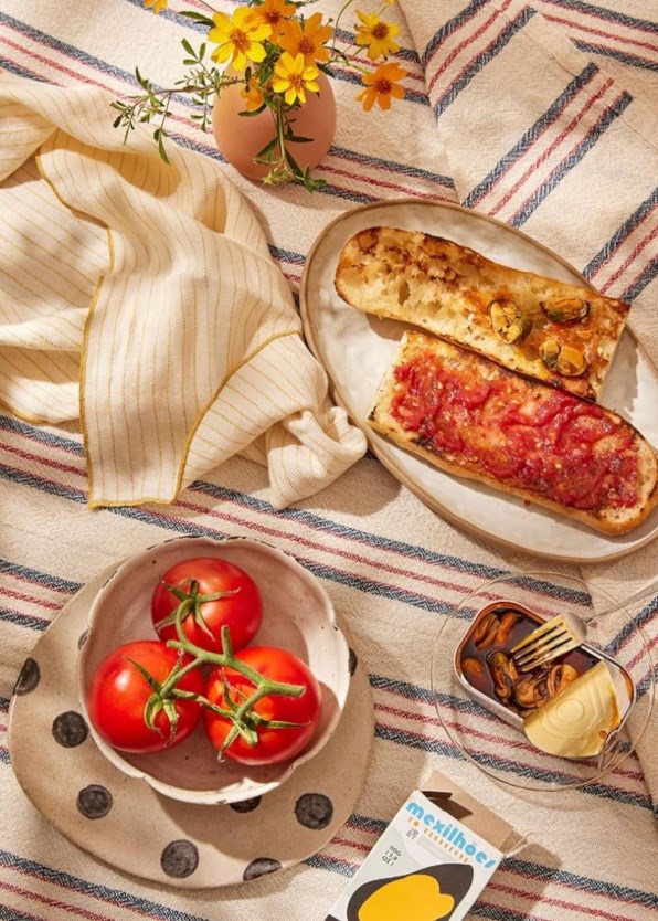 Conservas with pan con tomate