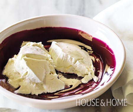 Cooked cream with red wine syrup (Panna cotta)