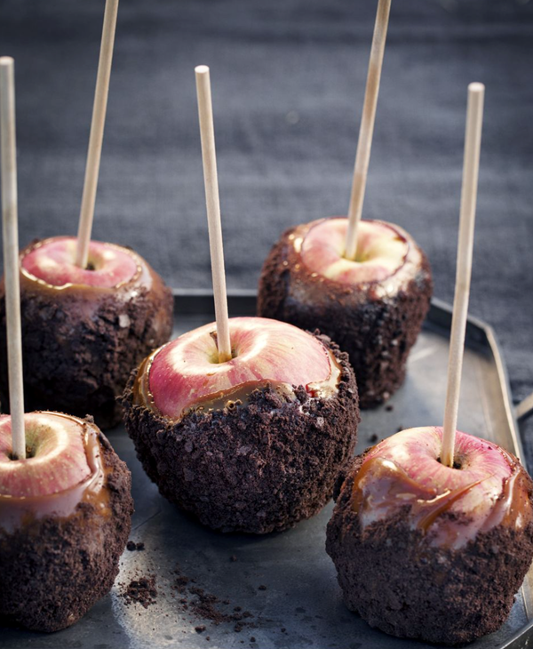 Cookie-coated caramel apples